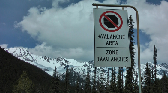 Panneau « zone d'avalanches » interdisant aux automobilistes de s'arrêter sur la route Transcanadienne.