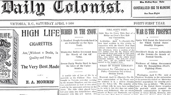 Coupure de journal en noir et blanc du « Daily Colonist » montrant un article sur l'avalanche du dimanche des Rameaux, titré « Enfouis sous la neige ».