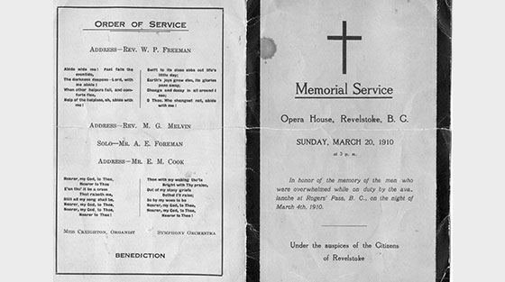 Photo en noir et blanc du programme de cérémonie d'un mémorial.